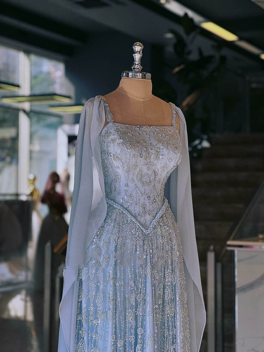 Robe de soirée longue en tulle à bretelles spaghetti et décolleté plongeant pour femme