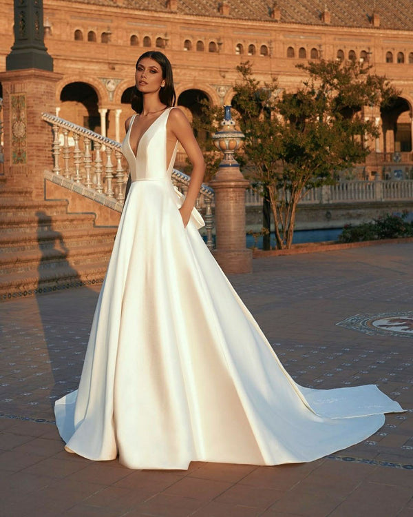 Sexy Deep V-Neck Sleeveless Bridal Dress Lace Appliques Satin A-Line Wedding Dress For Bride Big Bow