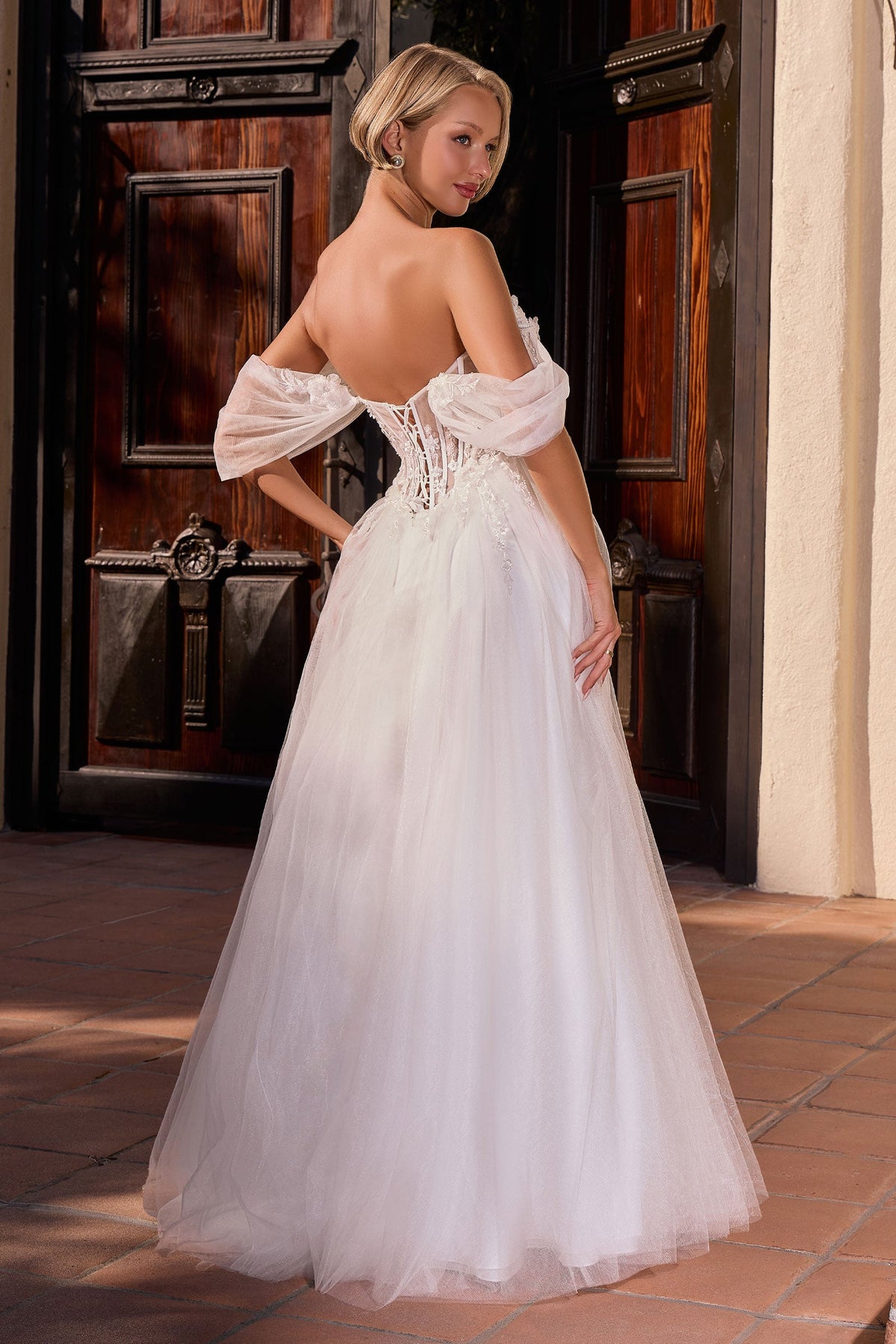Abito da sposa con applicazioni in pizzo romantico, scollo a spalle scoperte, tulle, linea ad A, mod. Ms2503262