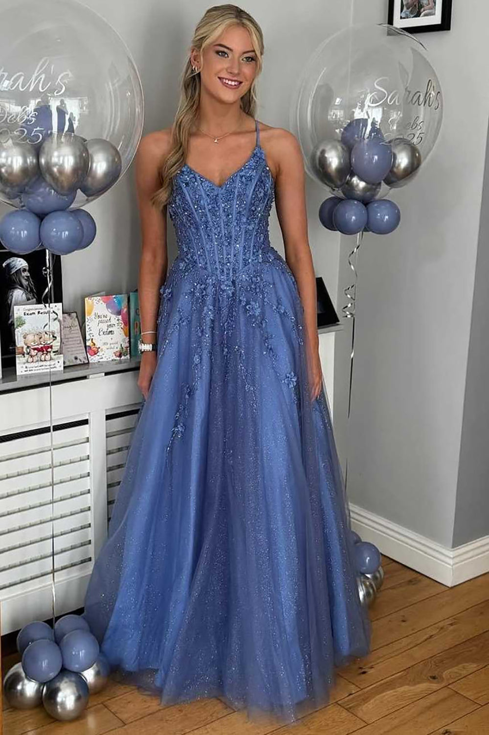 Robe de soirée longue en tulle à bretelles spaghetti et décolleté plongeant pour femme