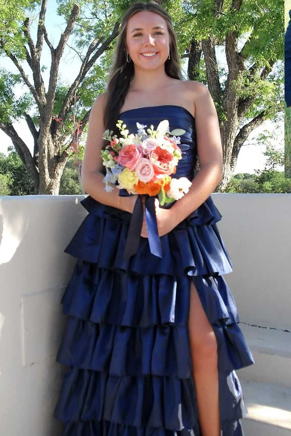 Robe de soirée longue en tulle à bretelles spaghetti et décolleté plongeant pour femme