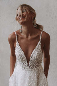 3D Lace Appliqué Bridal Dress Deep V Neck sexy A-Line Wedding Gown Beach Bride Dress Ms205106