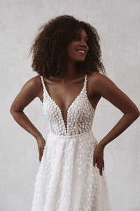 3D Lace Appliqué Bridal Dress Deep V Neck sexy A-Line Wedding Gown Beach Bride Dress Ms205106