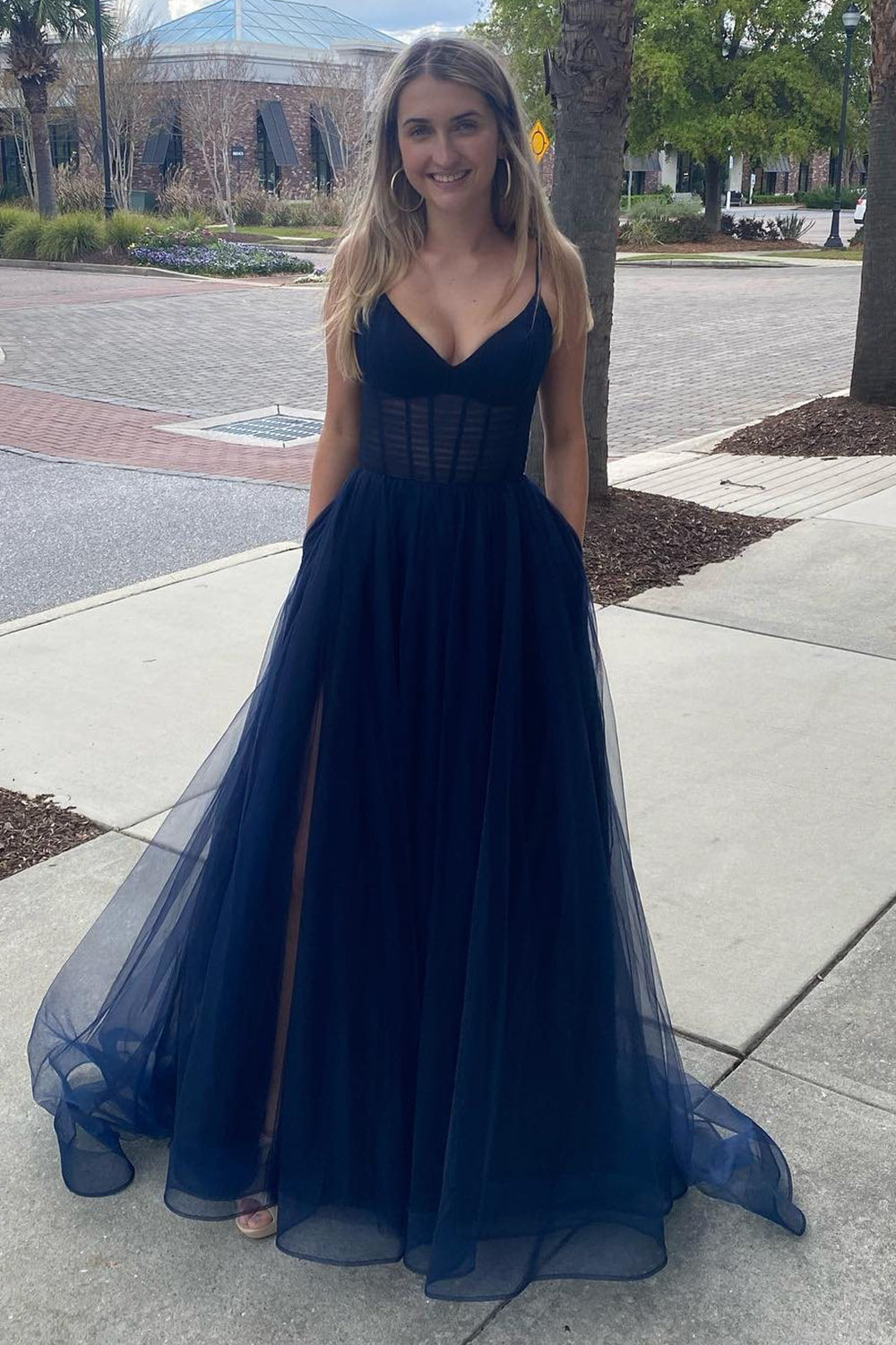 Elegante abito da sera a strati con applicazioni in pizzo, senza maniche, arricciato, abito formale Ms2504071