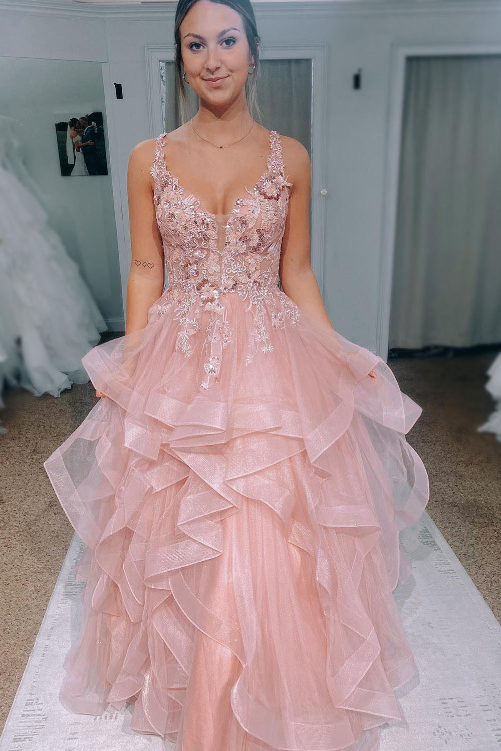 Elegante abito da sera a strati con applicazioni in pizzo, senza maniche, arricciato, abito formale Ms2504071