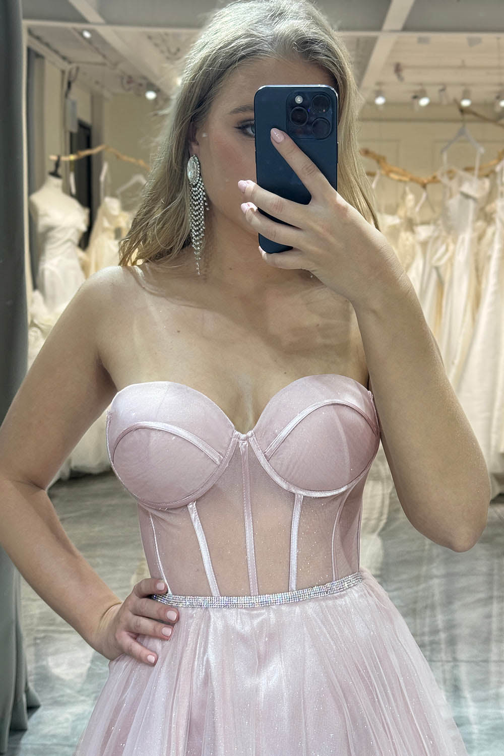 Eleganta Tavoligita Pilko-Robo Finbalo-Robo Senmanika kun Puntaj Aplikaĵoj kaj Falbaj Formalaj Roboj Ms2504071