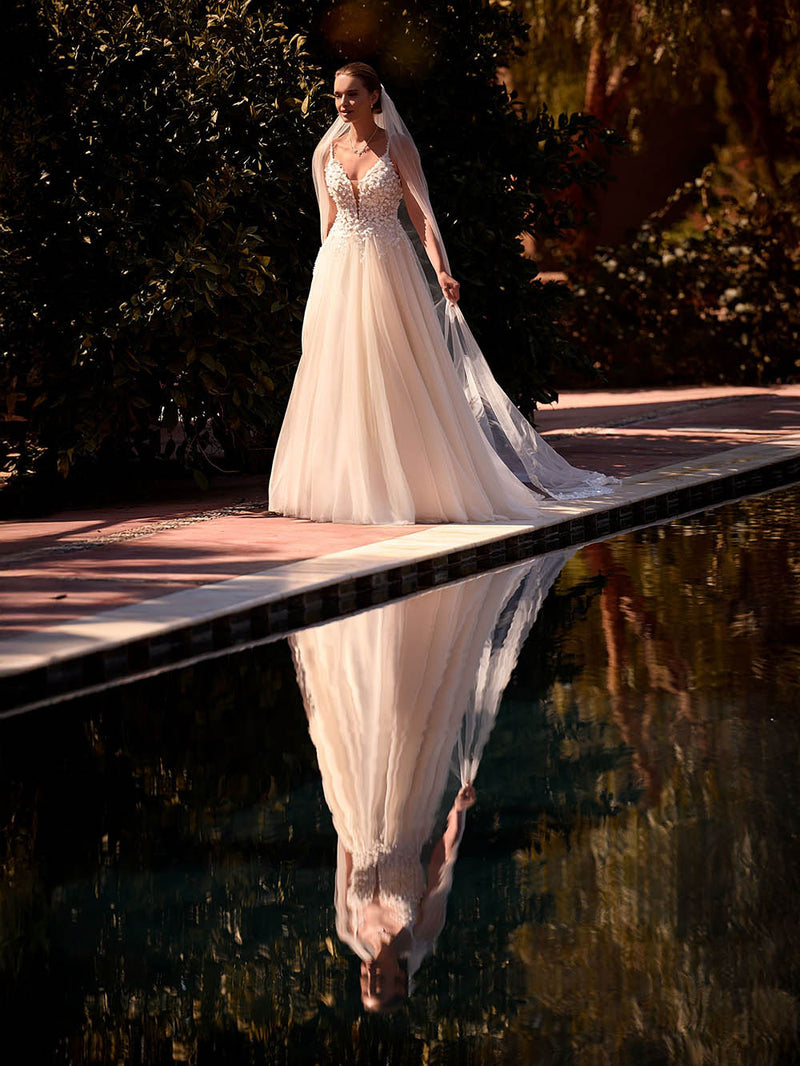 Plus Size V Neck Wedding Dress Spaghetti Straps 3D Floral Garden Bridal Gown Ms2601199