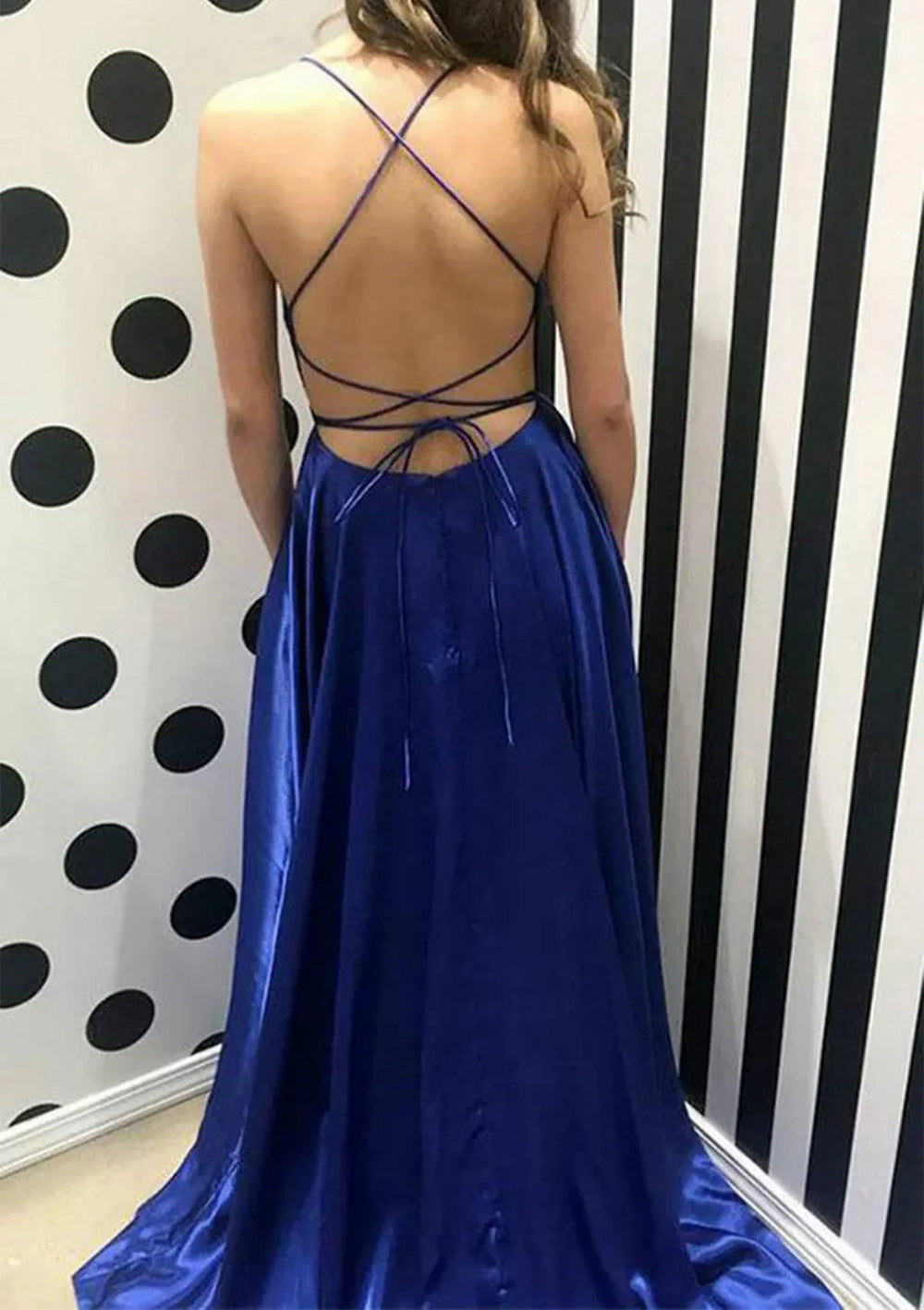 Robe de soirée longue en tulle à bretelles spaghetti et décolleté plongeant pour femme