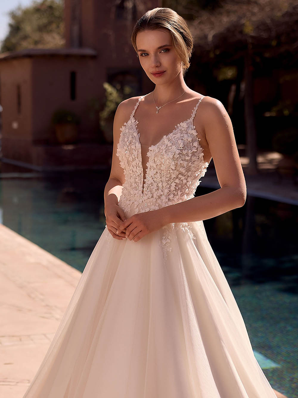 Plus Size V Neck Wedding Dress Spaghetti Straps 3D Floral Garden Bridal Gown Ms2601199