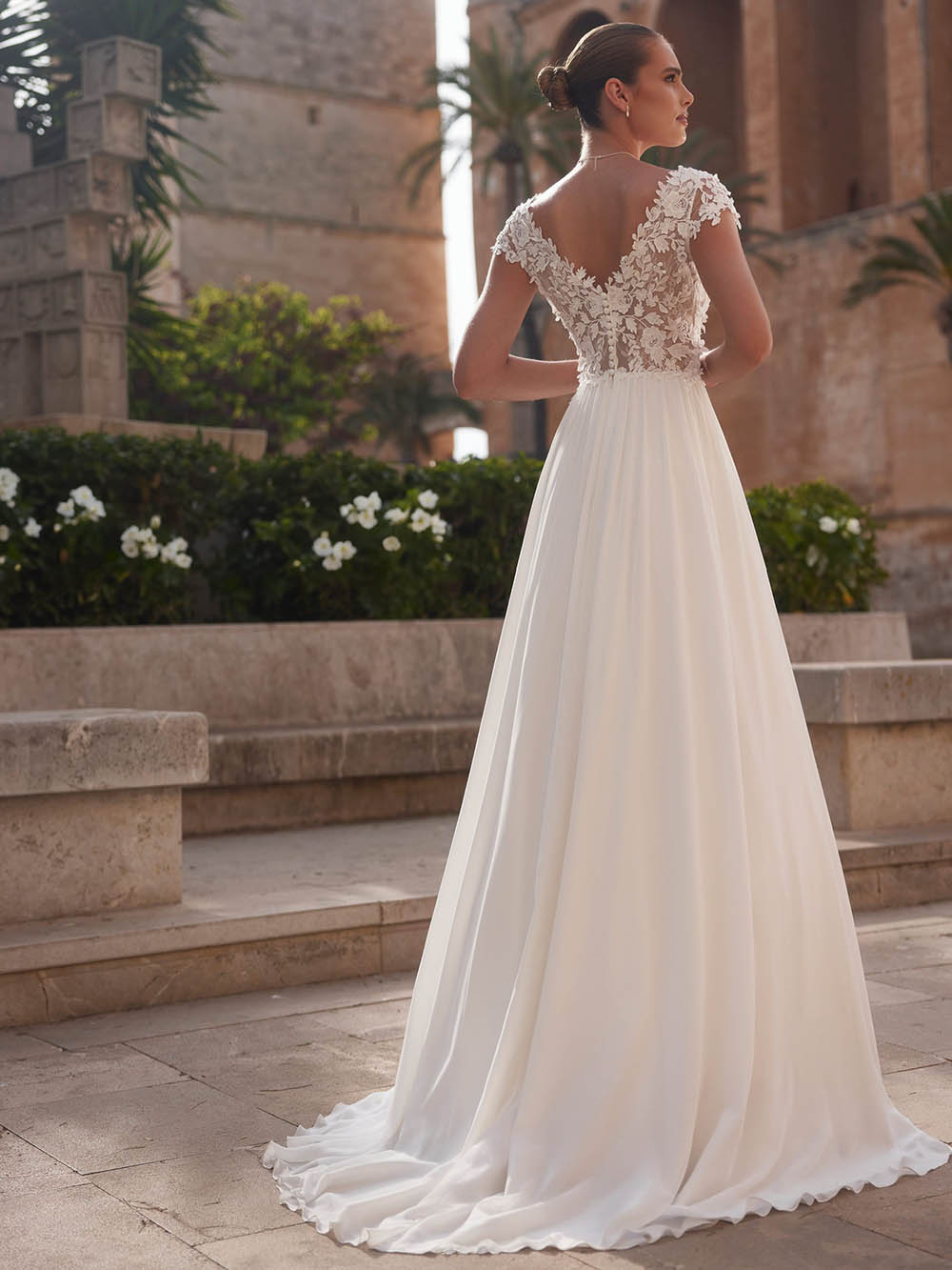 Vestido de novia con apliques de encaje romántico, escote off shoulder, tul en línea A, vestidos de novia Ms2503262