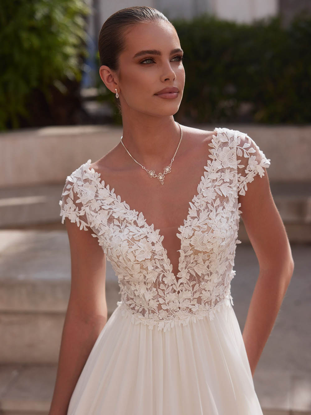Vestido de novia con apliques de encaje romántico, escote off shoulder, tul en línea A, vestidos de novia Ms2503262