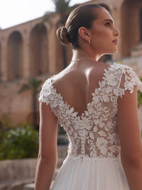 Vestido de novia con apliques de encaje romántico, escote off shoulder, tul en línea A, vestidos de novia Ms2503262