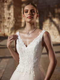 Plus Size Lace Wedding Dress Sleeveless Tulle Bridal Gown with Open Back Ms2602027