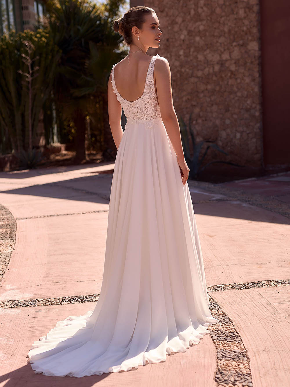 Vestido de novia con apliques de encaje romántico, escote off shoulder, tul en línea A, vestidos de novia Ms2503262