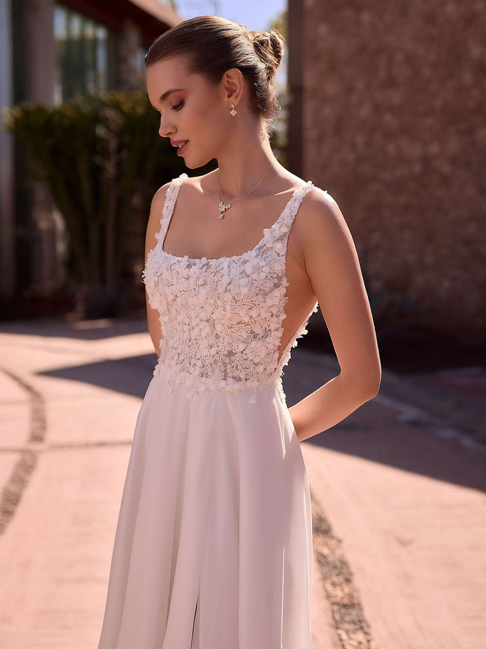 Vestido de novia con apliques de encaje romántico, escote off shoulder, tul en línea A, vestidos de novia Ms2503262