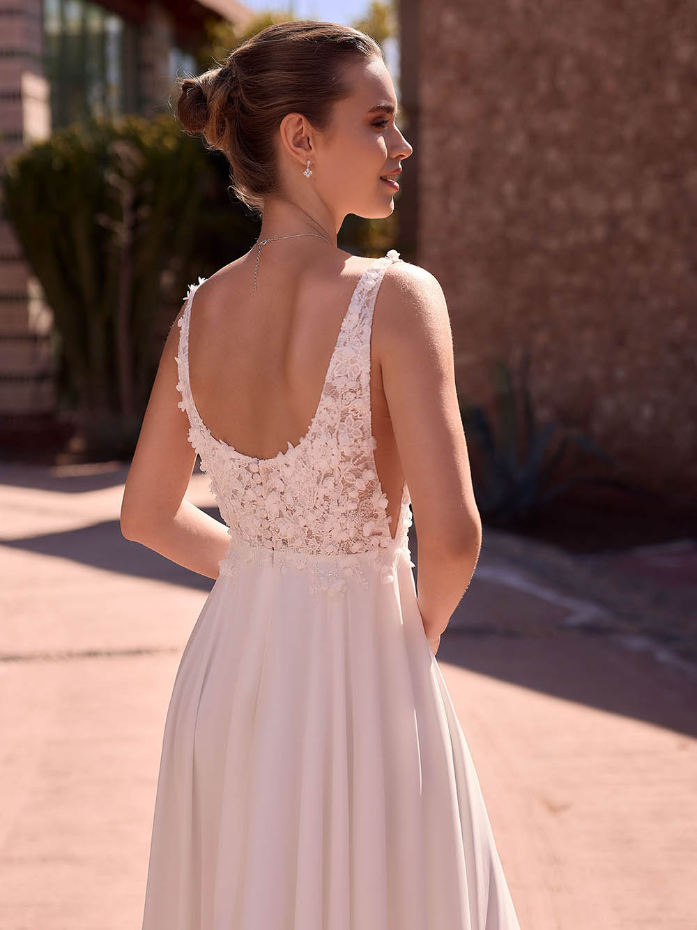 Vestido de novia con apliques de encaje romántico, escote off shoulder, tul en línea A, vestidos de novia Ms2503262
