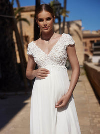 Vestido de novia con apliques de encaje romántico, escote off shoulder, tul en línea A, vestidos de novia Ms2503262