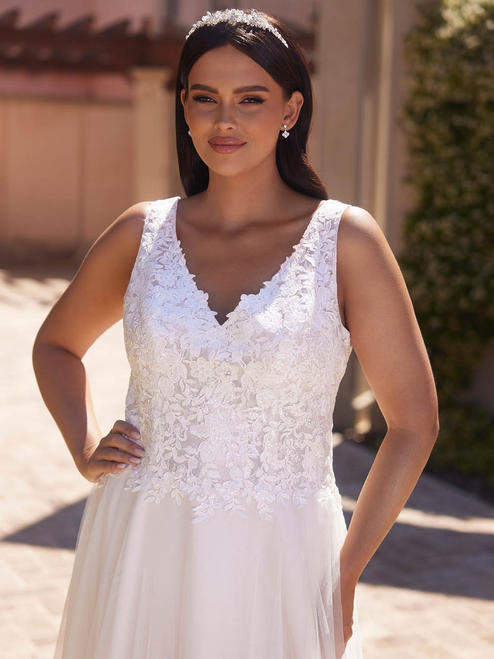 Plus Size Lace Wedding Dress Sleeveless Tulle Bridal Gown with Open Back Ms2602027