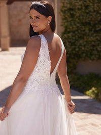 Plus Size Lace Wedding Dress Sleeveless Tulle Bridal Gown with Open Back Ms2602027