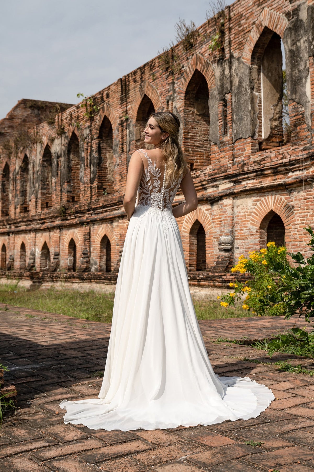 Vestido de novia línea A con hombros descubiertos 2025, vestido nupcial de satén y encaje con mangas largas y abertura Ms2504231