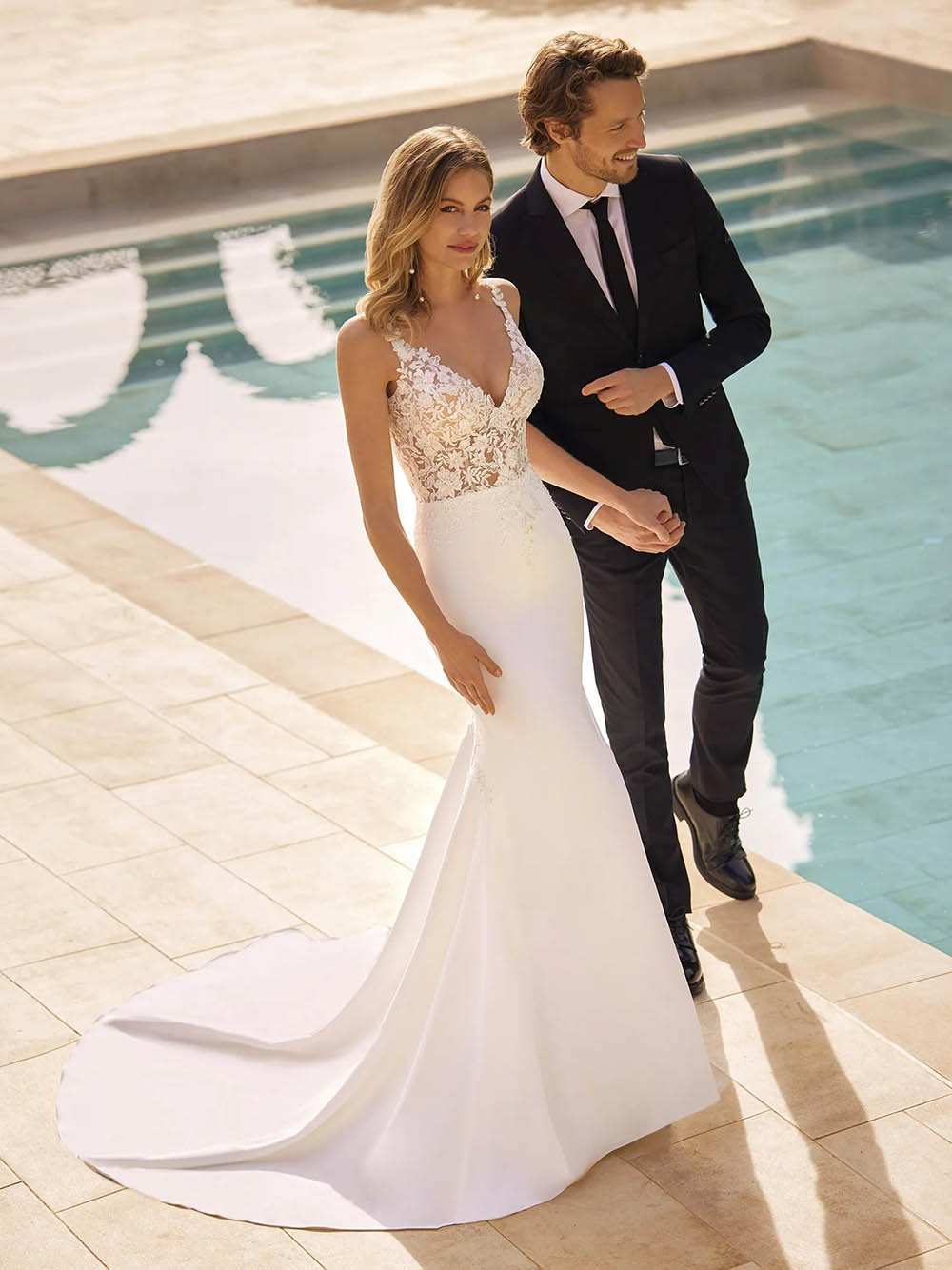 Plus Size V Neck Mermaid Wedding Dress Backless Lace Appliqué Bridal Dress Ms26011910