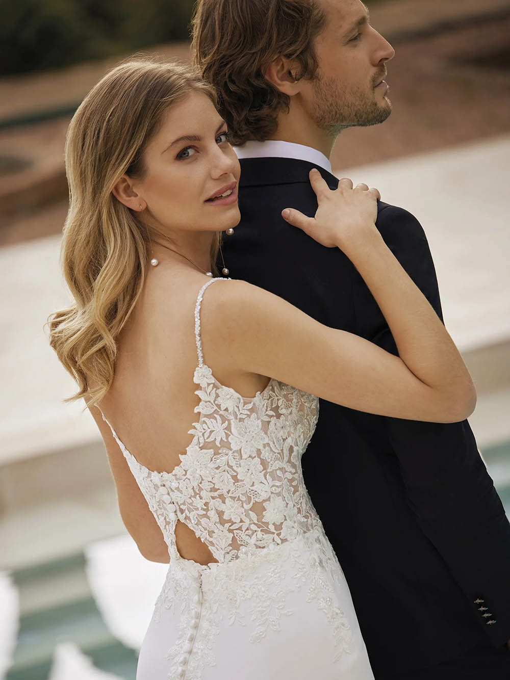 Plus Size V Neck Mermaid Wedding Dress Backless Lace Appliqué Bridal Dress Ms26011910