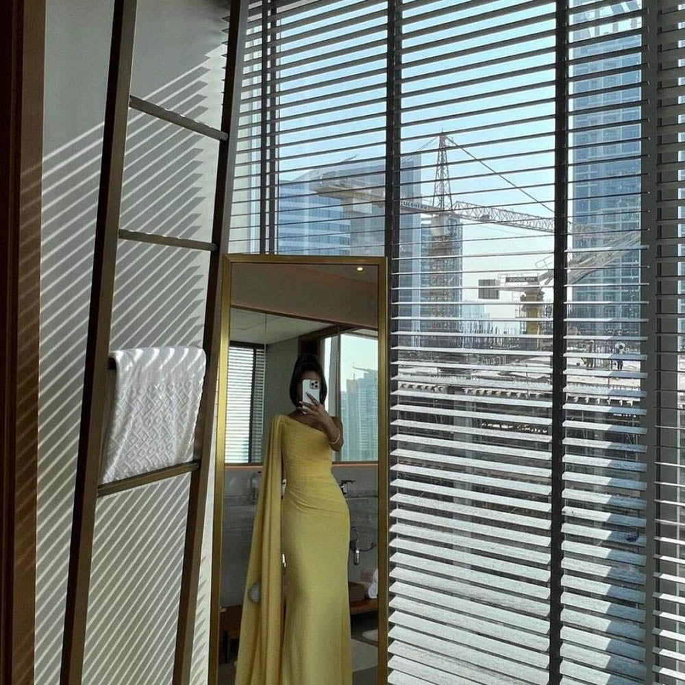 Robe de soirée longue à paillettes asymétrique avec fente et paillettes