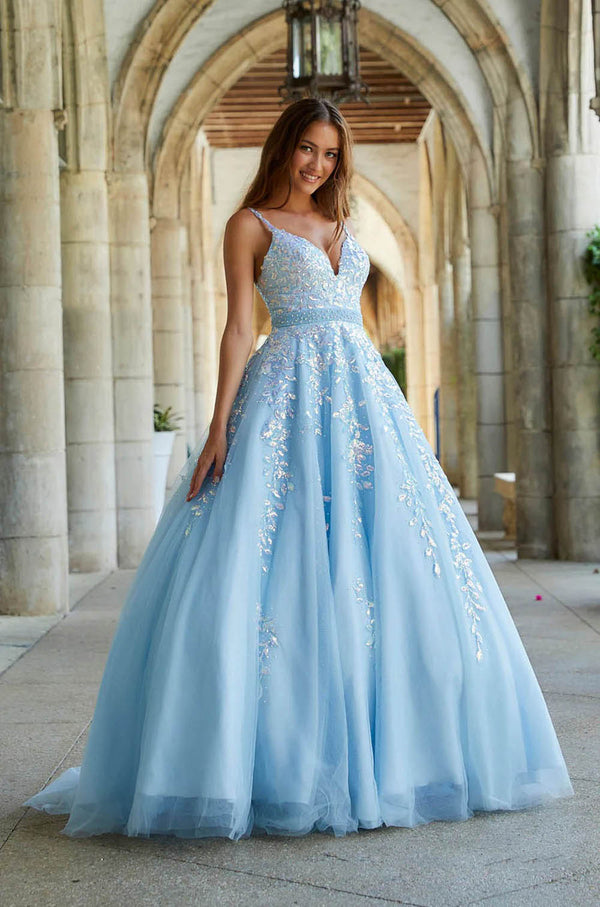 V Neck Ball Gown Lace Applique Prom Dress Spaghetti Straps Backless Formal Evening Gown Ms2601246