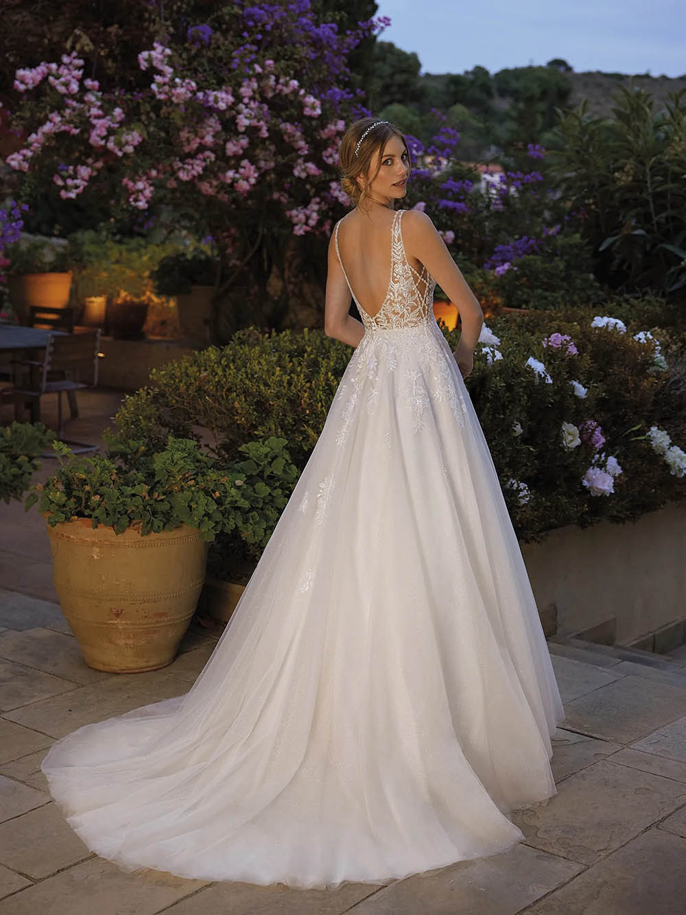 Vestido de novia con apliques de encaje romántico, escote off shoulder, tul en línea A, vestidos de novia Ms2503262