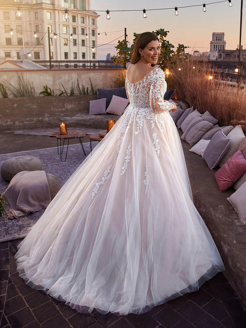 Plus Size Wedding Dress Long Sleeve V Neck Lace Appliqué Bridal Gown Ms2601193